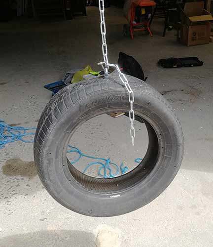 Vertically hung tyre swing