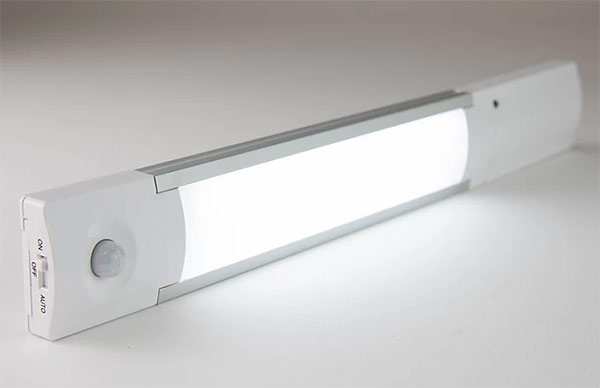 Easy-install battery powered LED strip light