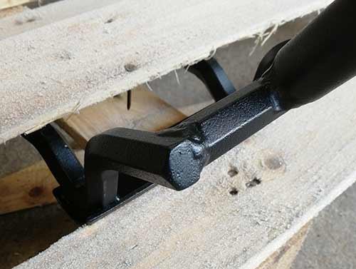 Gently pull pallet pallet wrecking tool down to lever object away